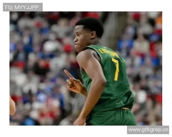 埃奇库姆费城主场首秀表现惊艳球迷热烈掌声致敬