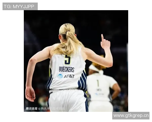 佩奇携女友与队友重返母校共同庆祝NCAA冠军戒指荣耀时刻