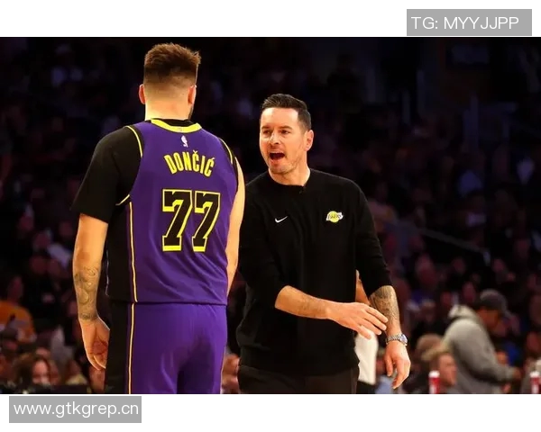 雷迪克透露艾顿与东契奇合练情况詹姆斯仍未能与球队合练 雷迪克透露艾顿与东契奇合练情况詹姆斯仍未能与球队合练