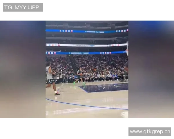 字母哥首投即成经典瞬间暴扣福德与弗拉格震撼全场 字母哥首投即成经典瞬间暴扣福德与弗拉格震撼全场