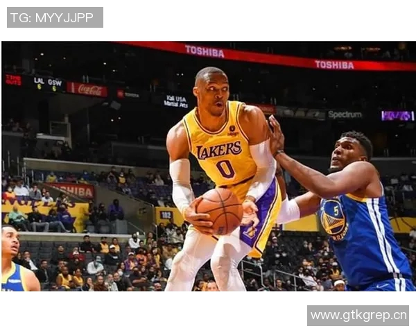 文班在季前赛频繁失误米奇称其为尝试新打法与阵容磨合的必要过程 文班在季前赛频繁失误米奇称其为尝试新打法与阵容磨合的必要过程