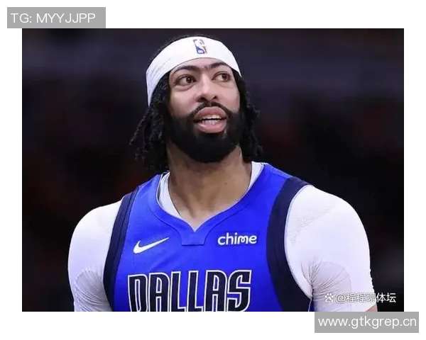 浓眉缺席九场比赛坐板凳身穿NFL球衣观战绿湾包装工比赛