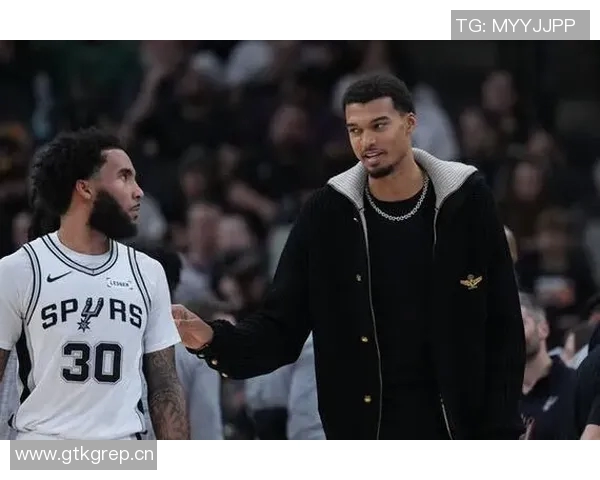 文班亚马参加投篮训练左小腿拉伤未佩戴护具靴引发关注