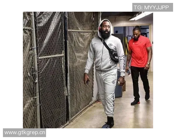 光头球星文班亚马与凯尔登赛后携手三位主场球迷合影留念