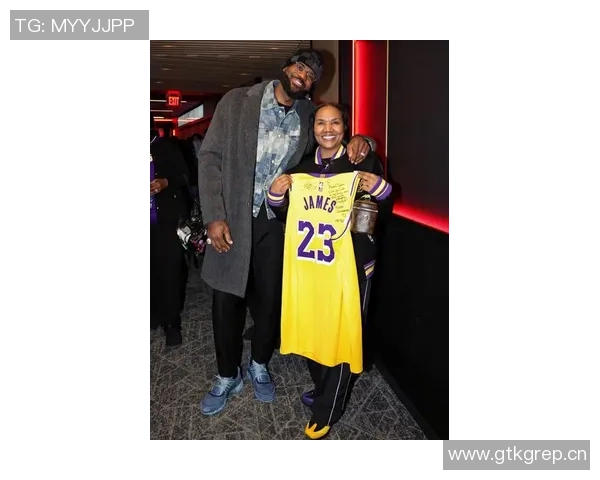 詹姆斯夫妇亲临现场支持洛杉矶道奇队精彩比赛未赴客场 詹姆斯夫妇亲临现场支持洛杉矶道奇队精彩比赛未赴客场