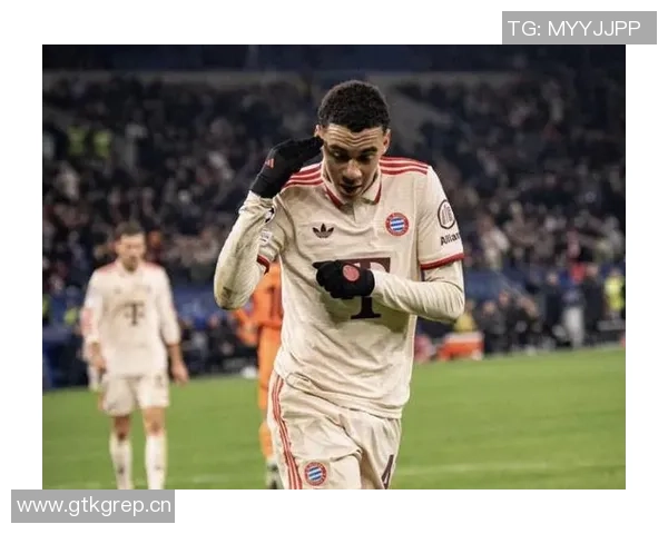 穆西亚拉提前结束假期重返拜仁训练基地全力备战新赛季