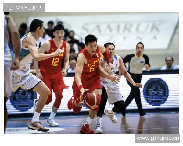 湖人队启程前往凤凰城客场比赛登机照曝光全队士气高涨