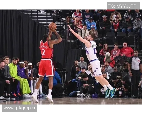 伦纳德高效表现助力球队胜利18投9中斩获21分7篮板4助攻1盖帽 伦纳德高效表现助力球队胜利18投9中斩获21分7篮板4助攻1盖帽